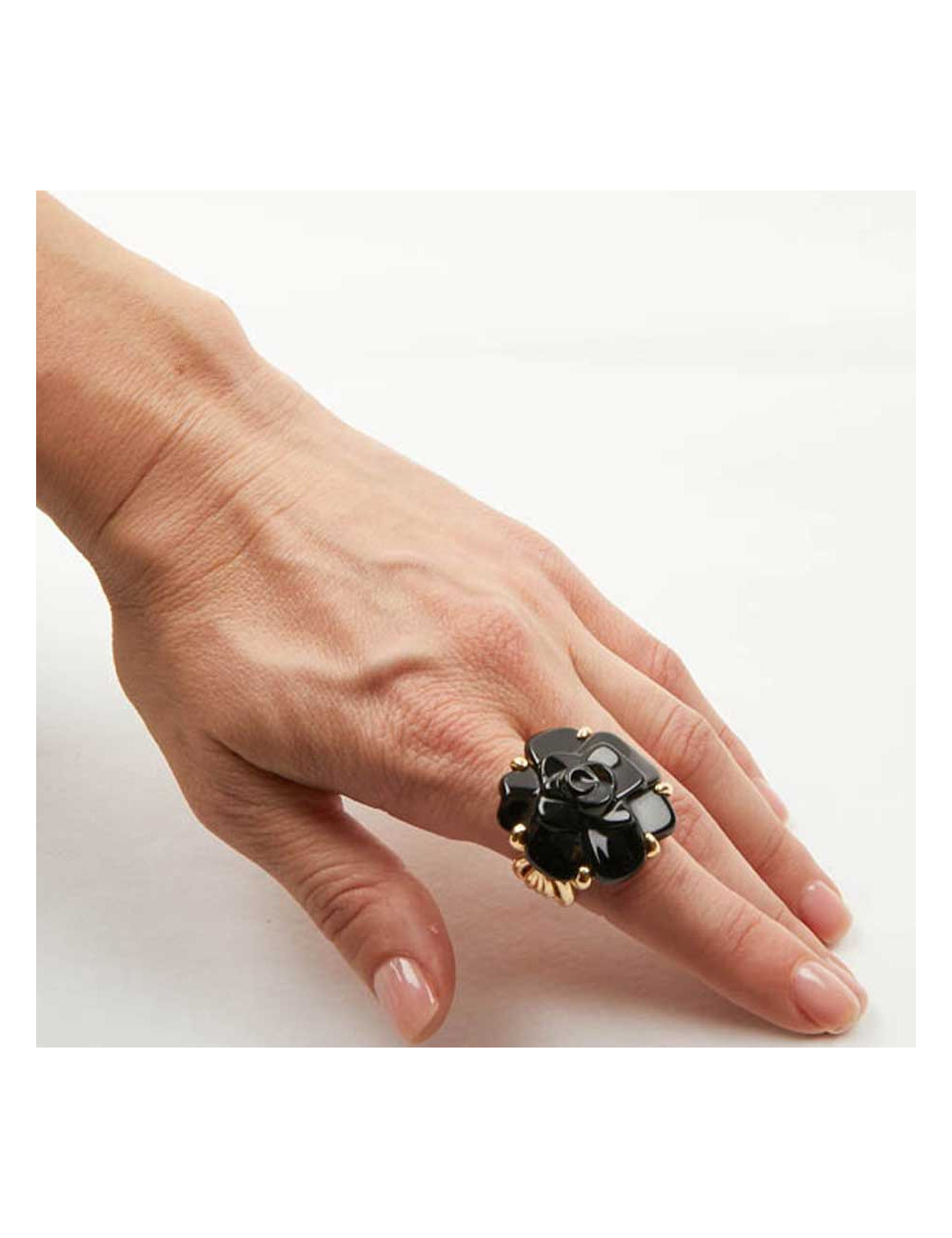 CHANEL bague camélia onyx Or jaune 18 carats