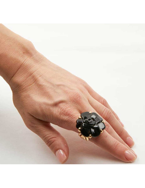 CHANEL bague camélia onyx Or jaune 18 carats