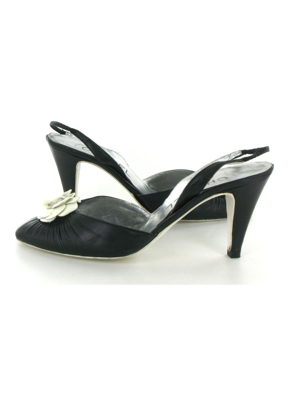 Escarpins CHANEL en cuir noir et camélia crème