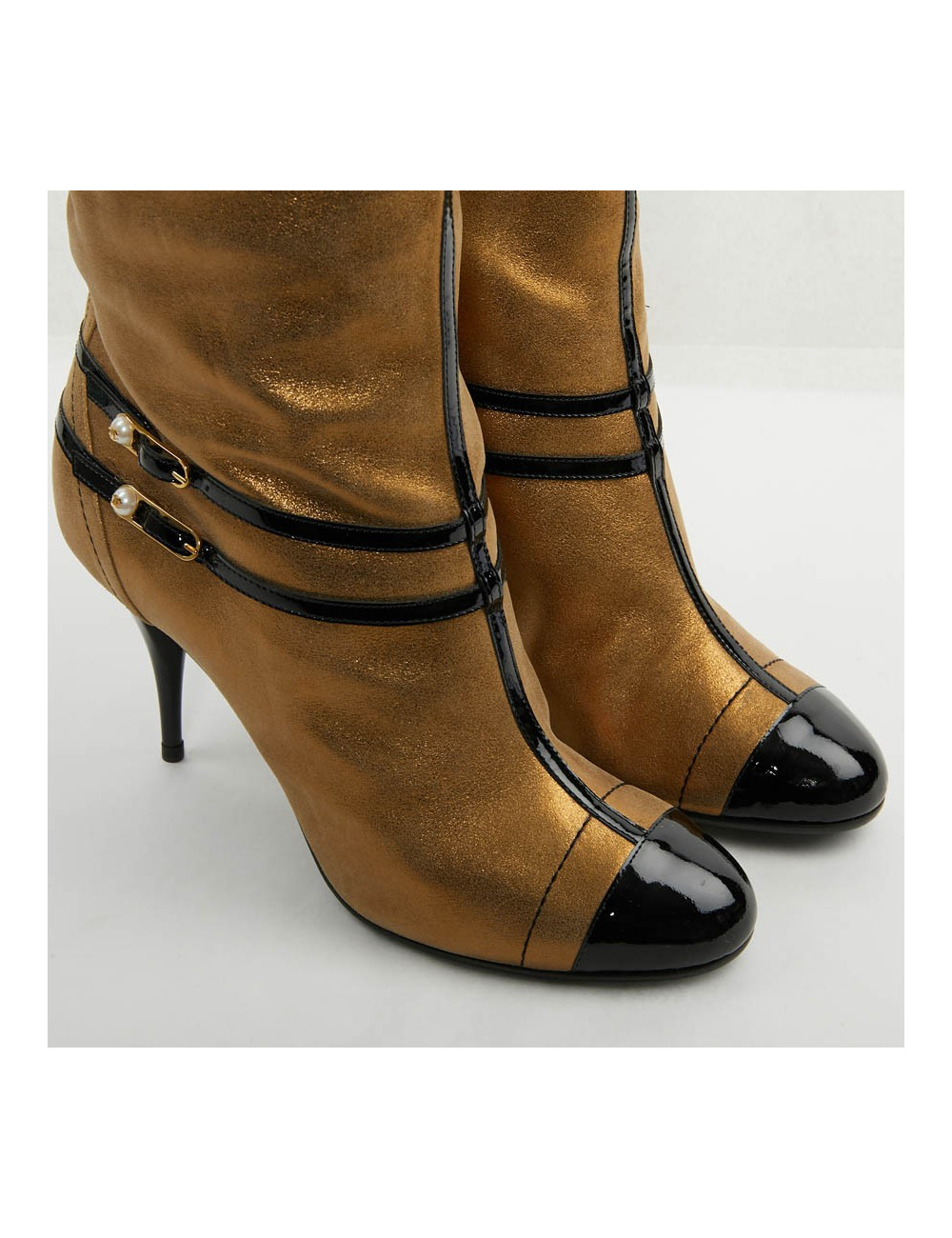 Bottes T 39 CHANEL cuir doré et bandes vernies noires