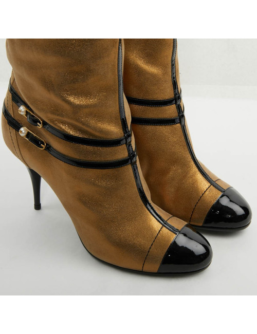 Bottes T 39 CHANEL cuir doré et bandes vernies noires