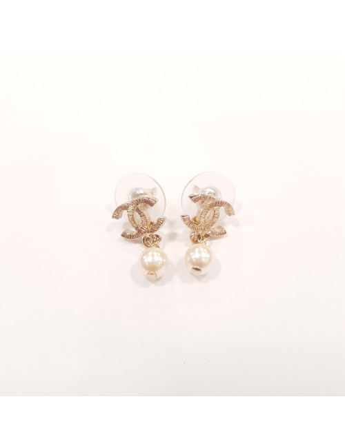 BO CHANEL "CC" dorées avec petite perle pendante