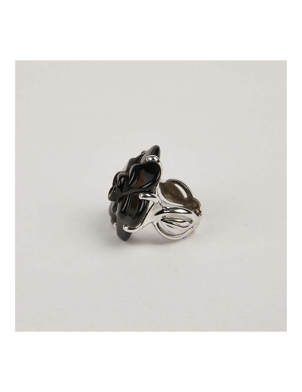 Bague camélia CHANEL onyx or blanc 18 carats