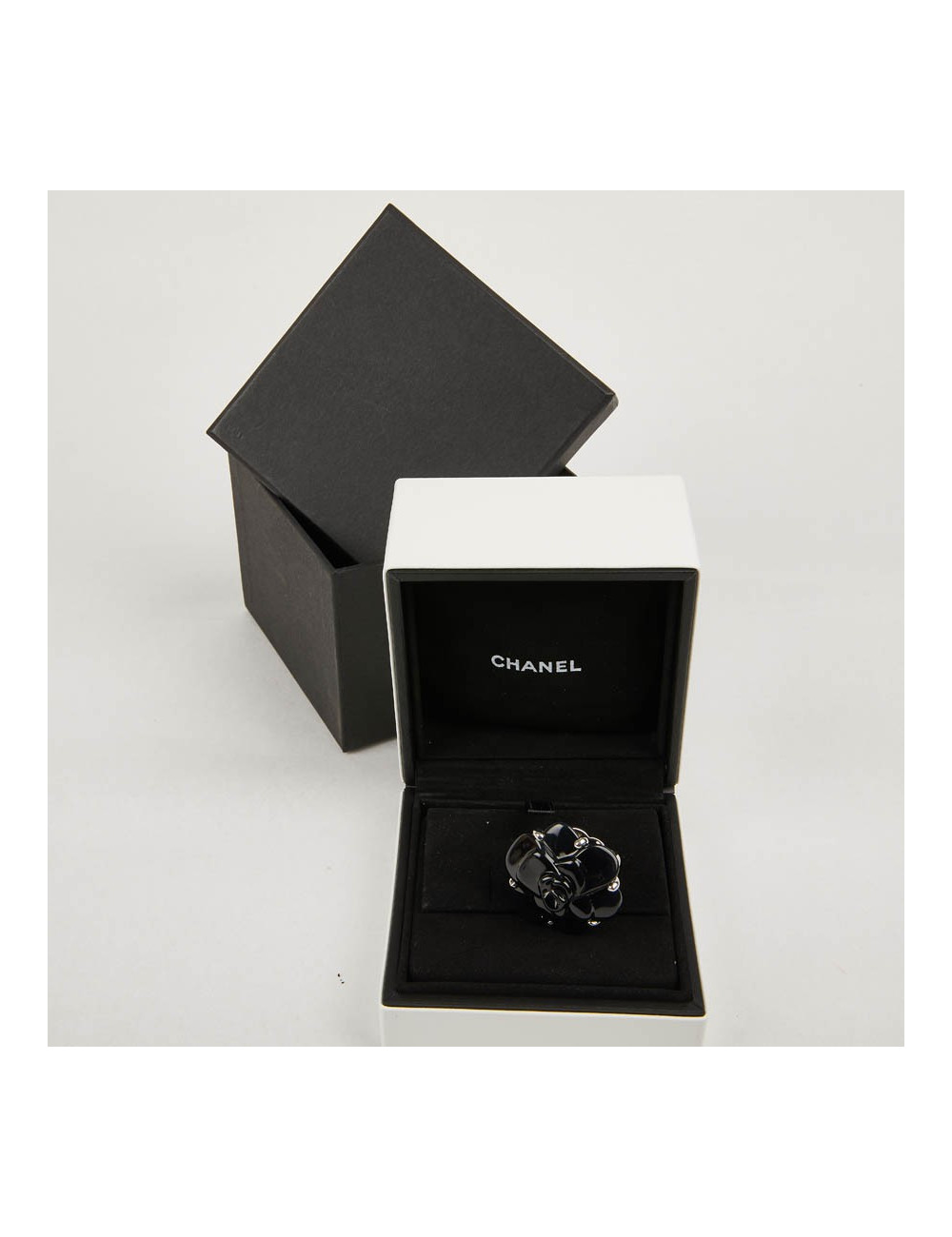 Bague camélia CHANEL or blanc et onyx