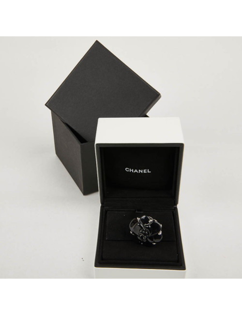 Bague camélia CHANEL or blanc et onyx