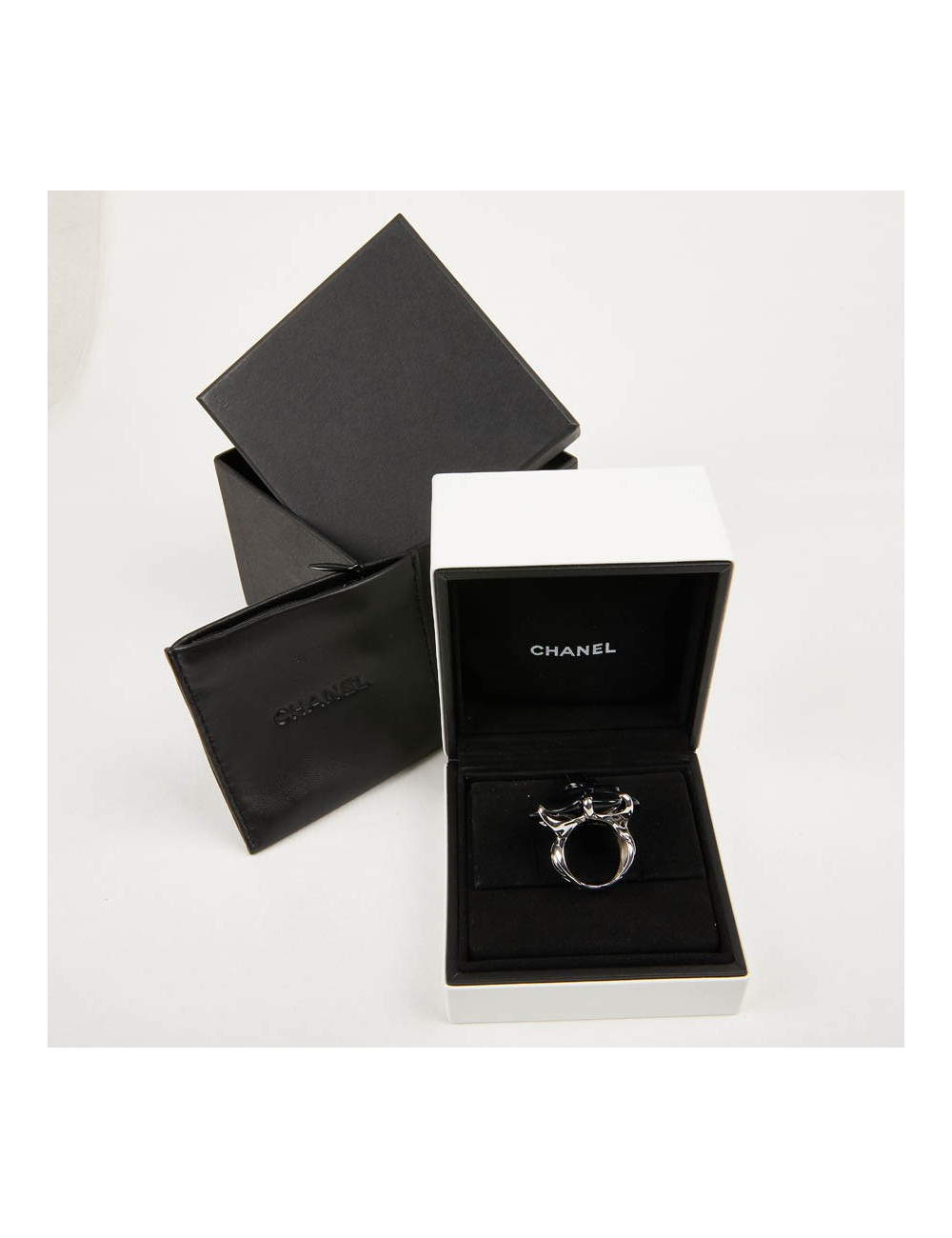 Bague camélia CHANEL or blanc et onyx