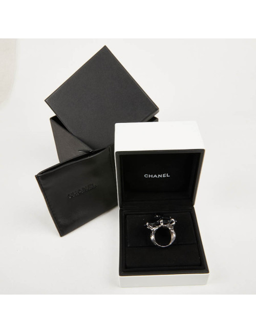 Bague camélia CHANEL or blanc et onyx