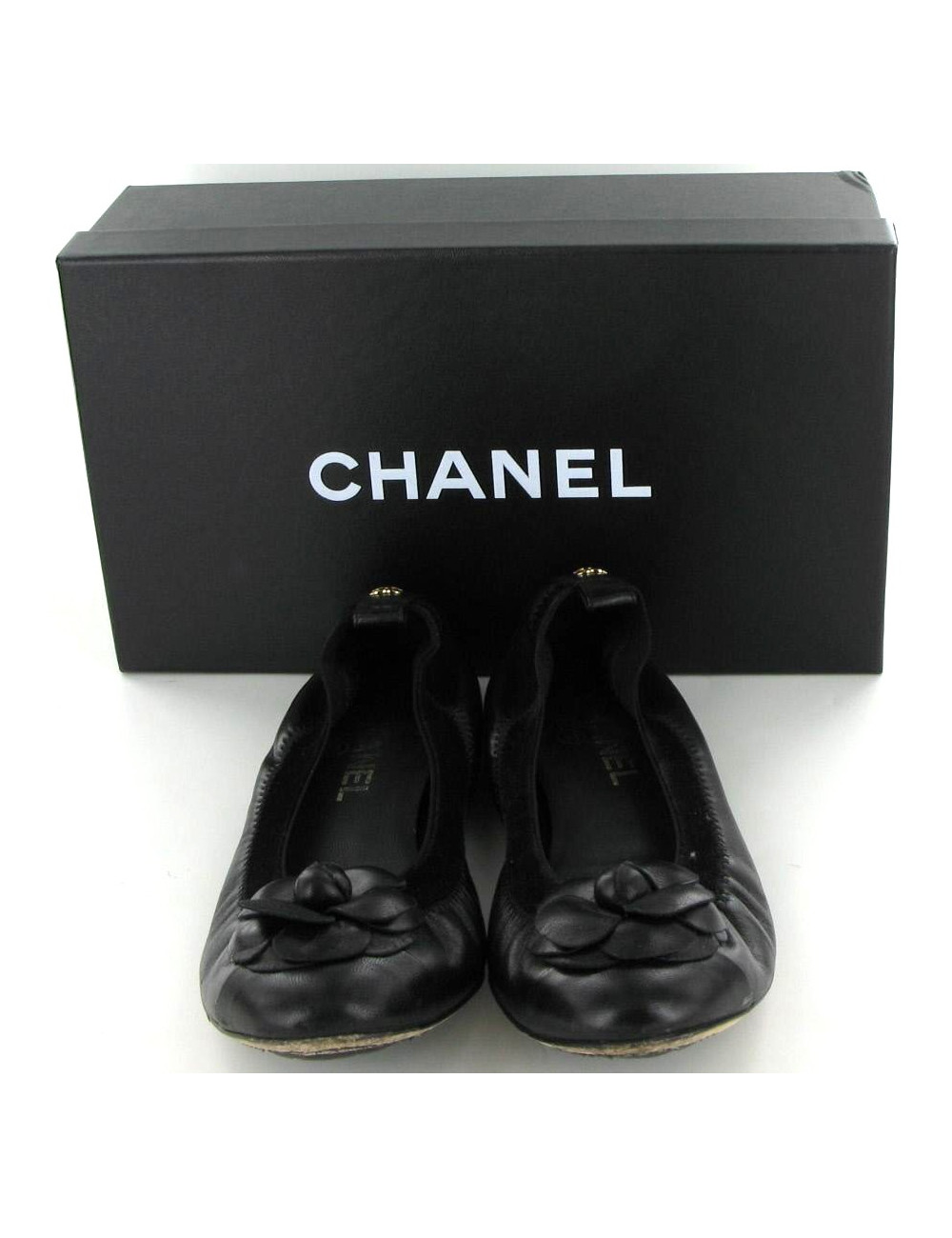 Ballerines CHANEL en cuir noir et camélia