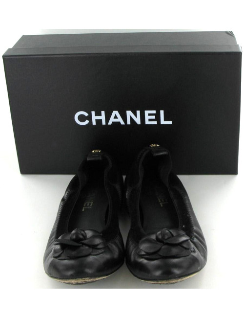 Ballerines CHANEL en cuir noir et camélia