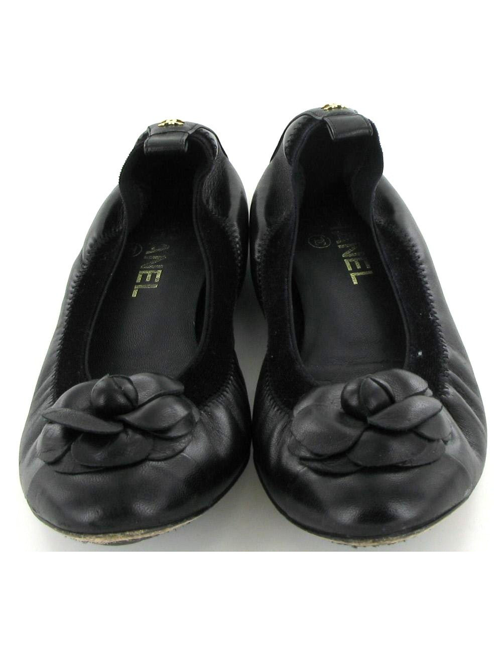 Ballerines CHANEL en cuir noir et camélia