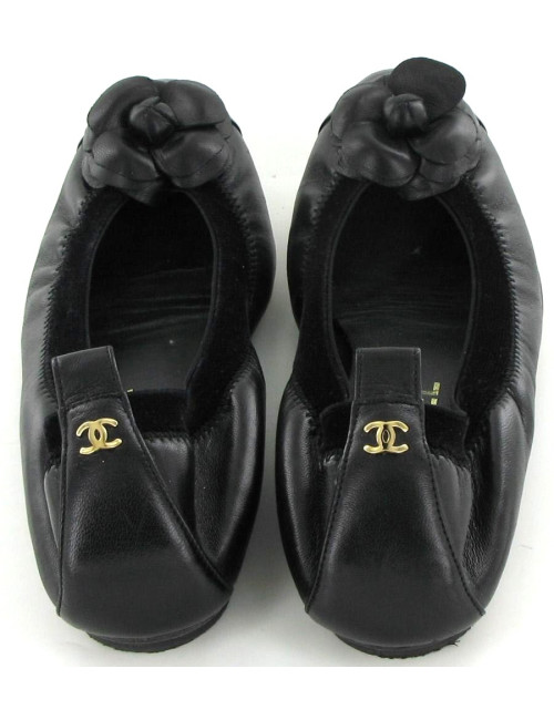 Ballerines CHANEL en cuir noir et camélia