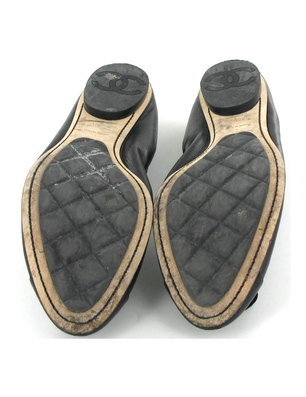 Ballerines CHANEL en cuir noir et camélia