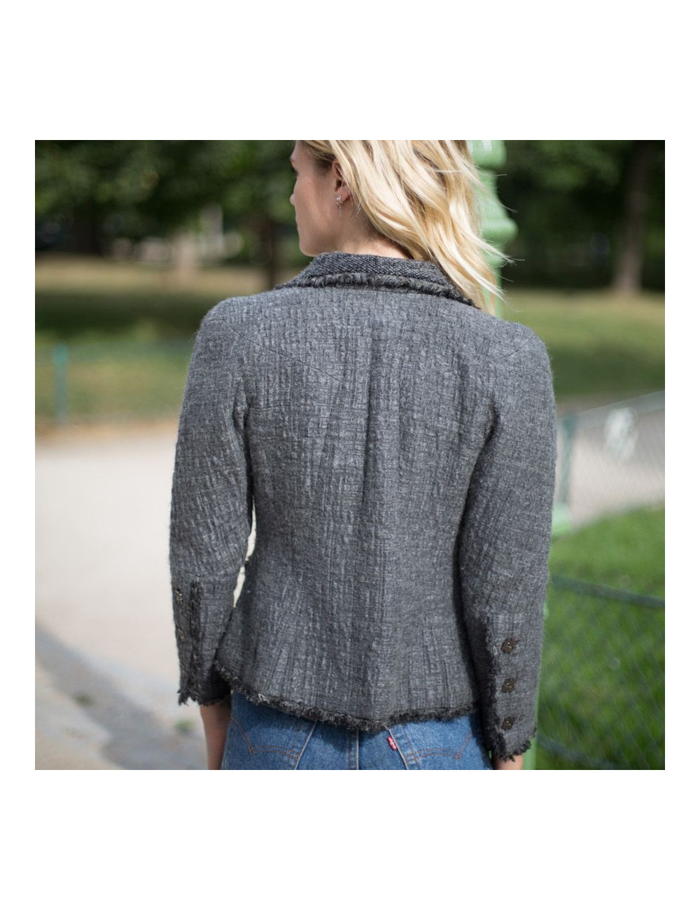 Vestes T36 CHANEL en tweed gris foncé avec deux boutons  sur le devant