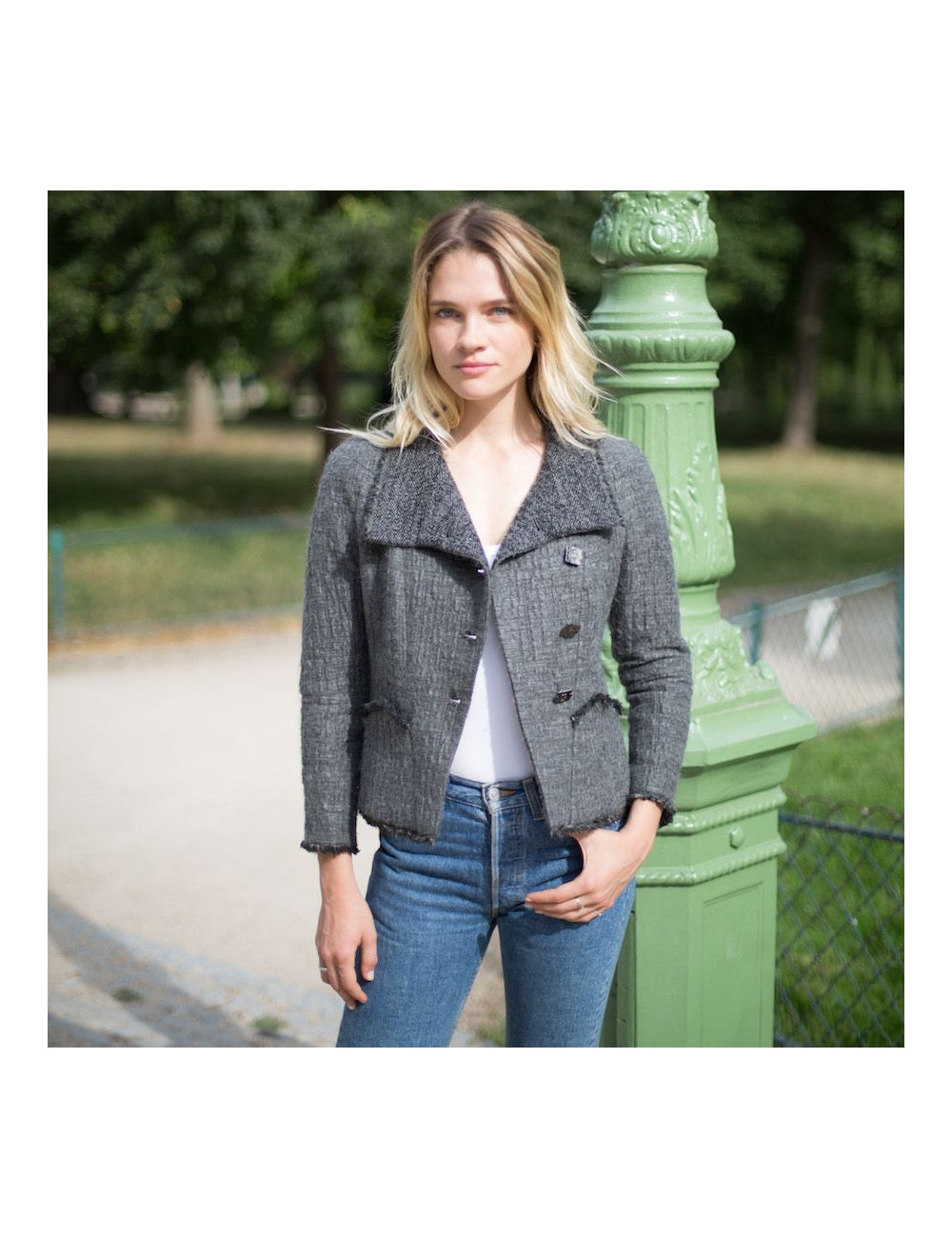 Vestes T36 CHANEL en tweed gris foncé avec deux boutons  sur le devant