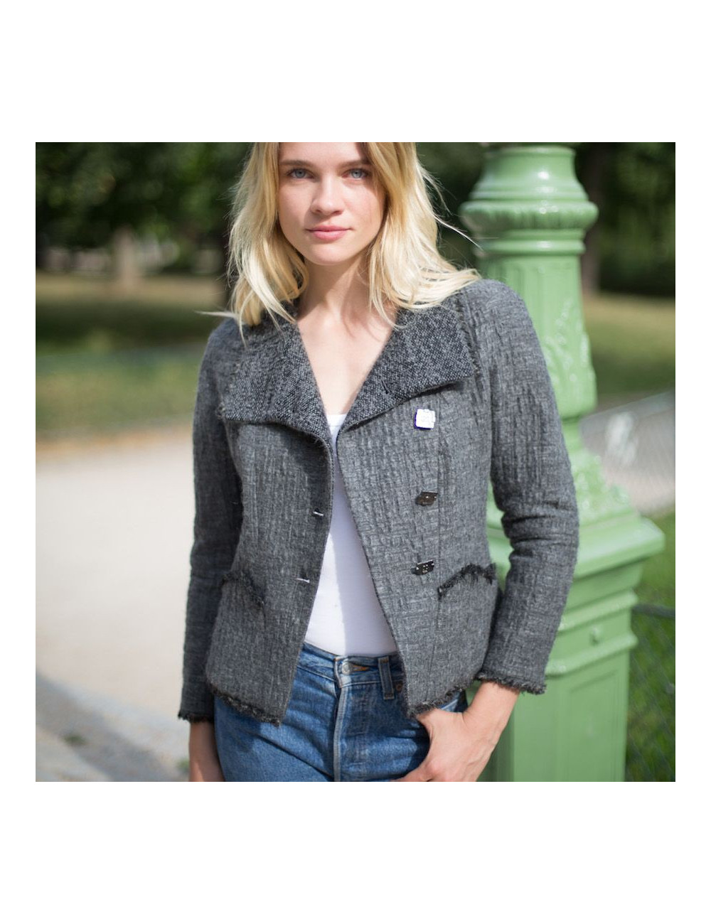 Vestes T36 CHANEL en tweed gris foncé avec deux boutons  sur le devant