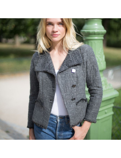 Veste T36 CHANEL en tweed gris foncé avec deux boutons  sur le devant