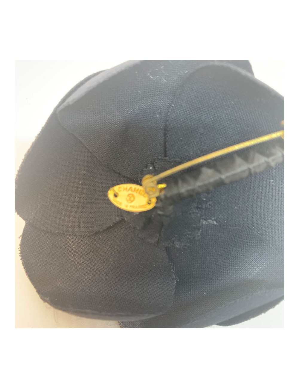 Broche camélia noir CHANEL en tissu