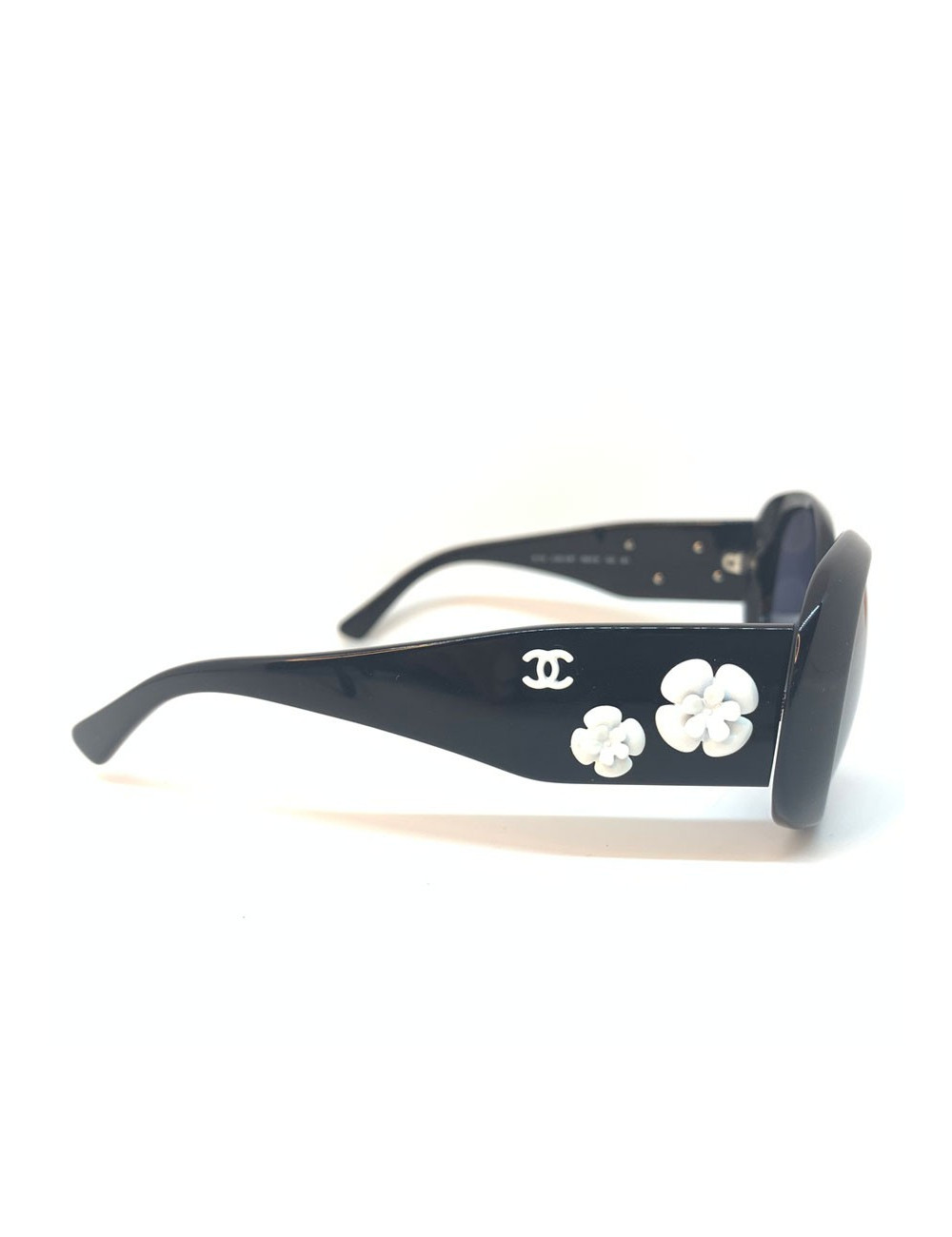 Chanel solaires noires et camélias blancs