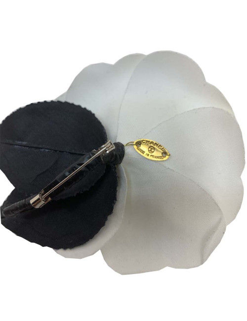 Broche Camélia CHANEL blanc et feuilles noires