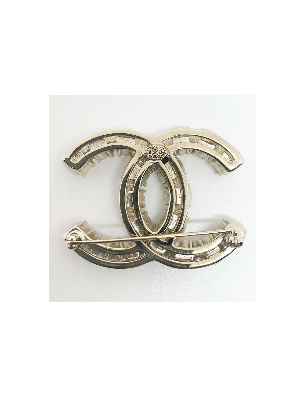 CHANEL Broche CC perles et brillants