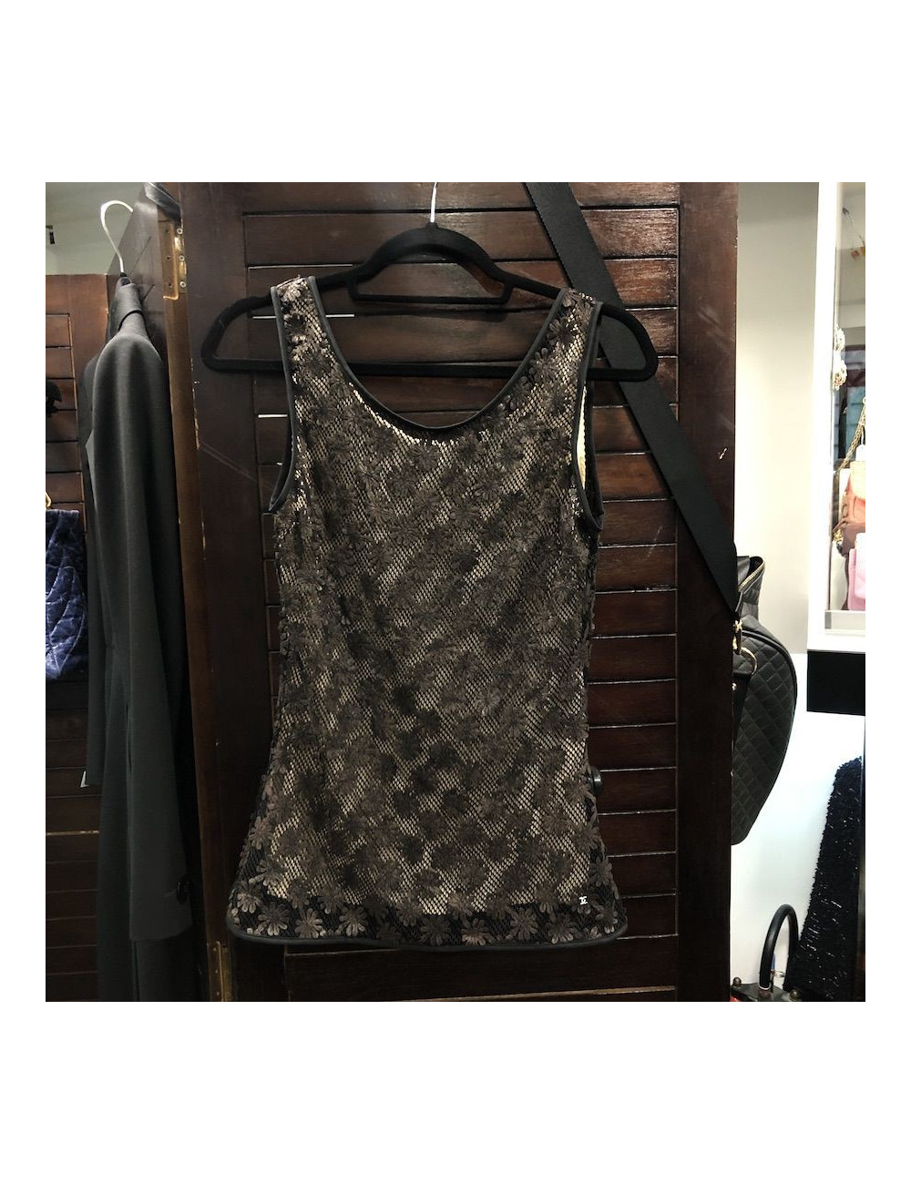 Haut CHANEL resillle noire avec fleurs cousues marron