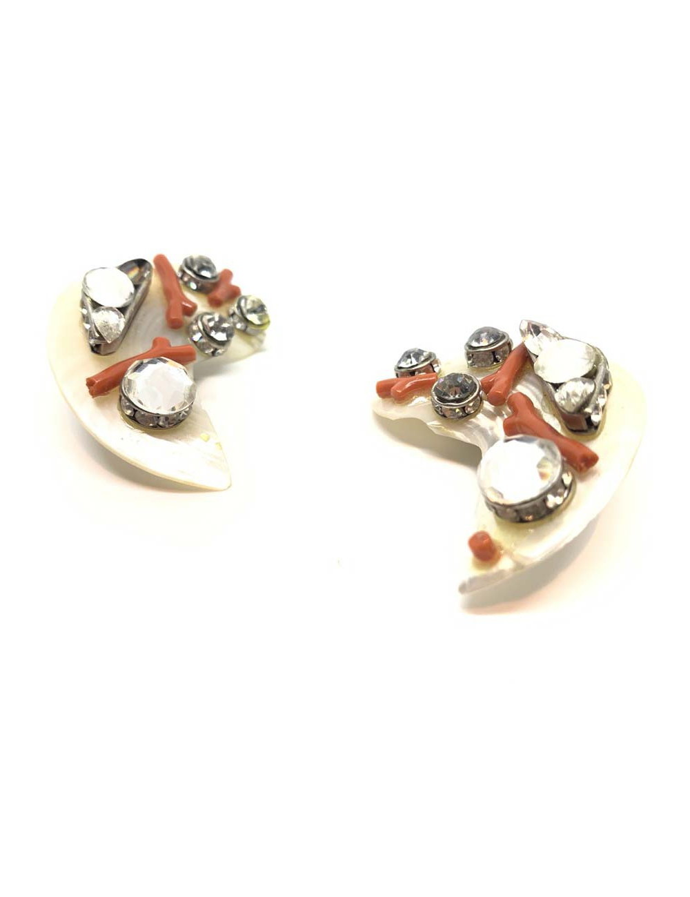 Boucles d'oreille nacre, corail et brillants