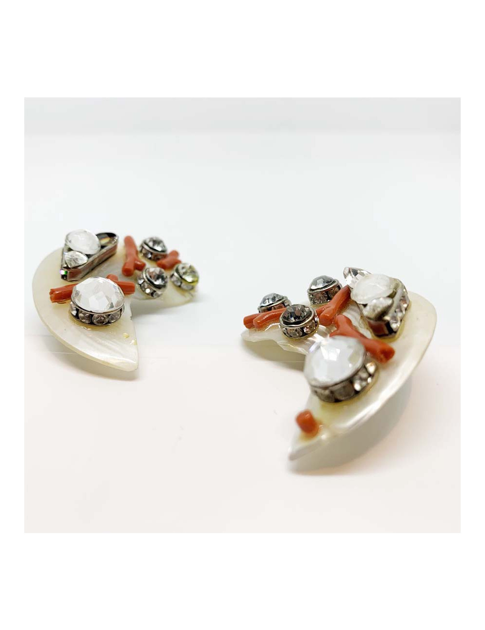 Boucles d'oreille nacre, corail et brillants