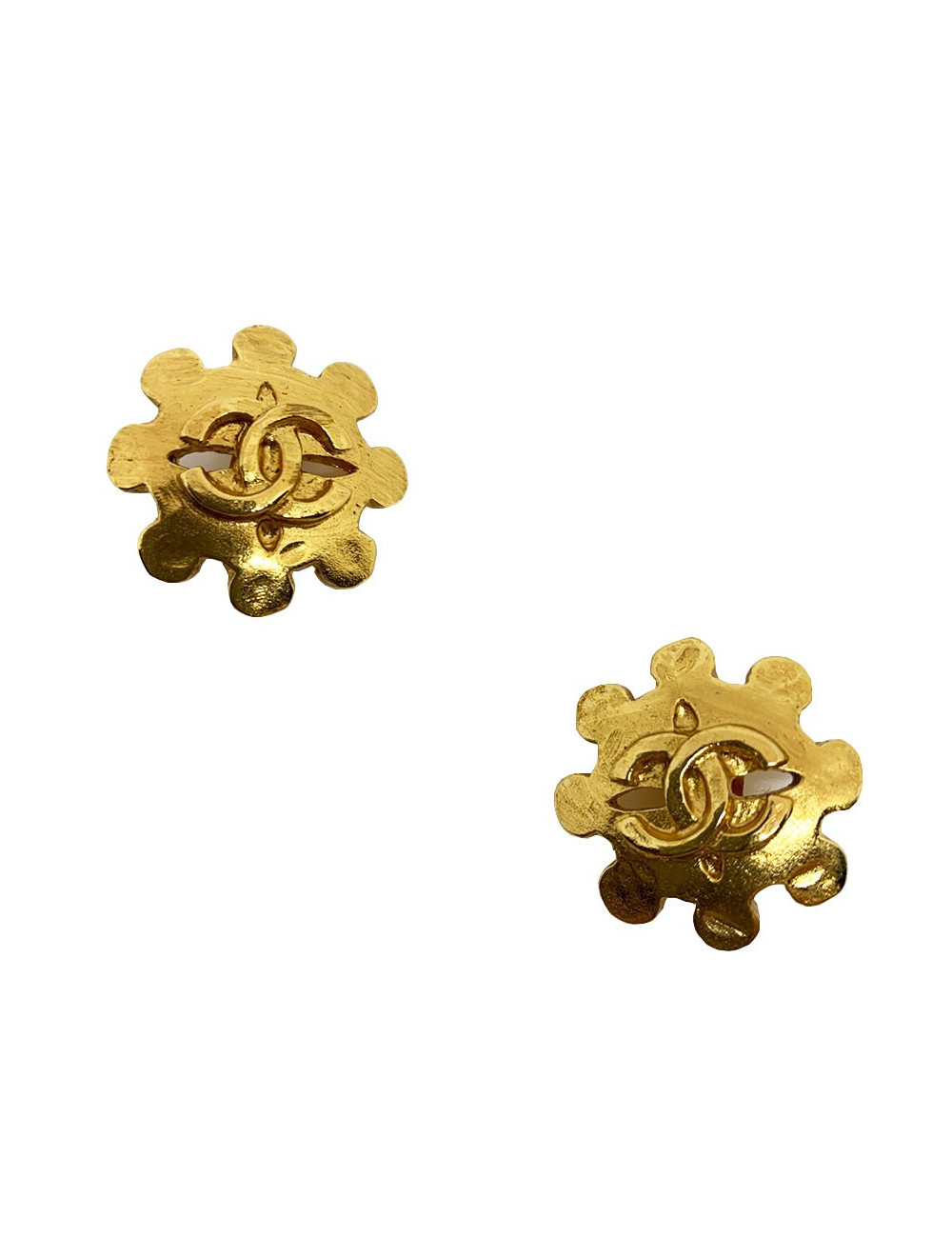 CHANEL Vintage golden Clip-on Earrings - Certified pre-owned luxury.