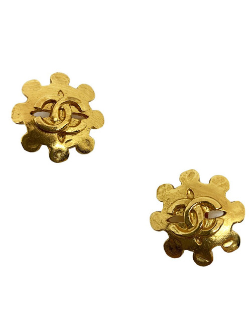 CHANEL Vintage golden Clip-on Earrings - Certified pre-owned luxury.