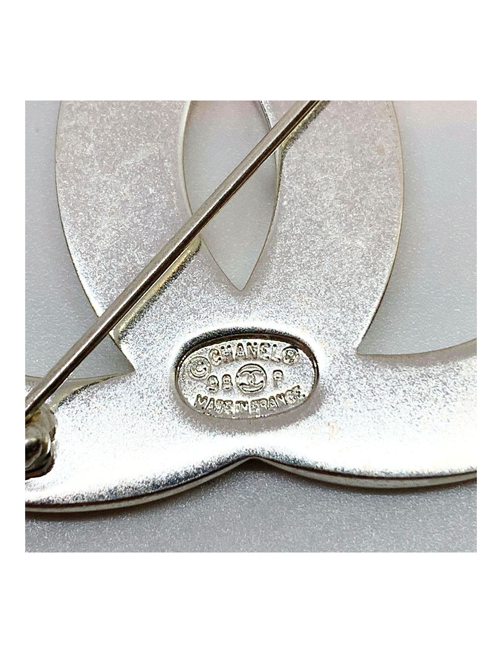 Broche CHANEL "C H A N EL" argentée
