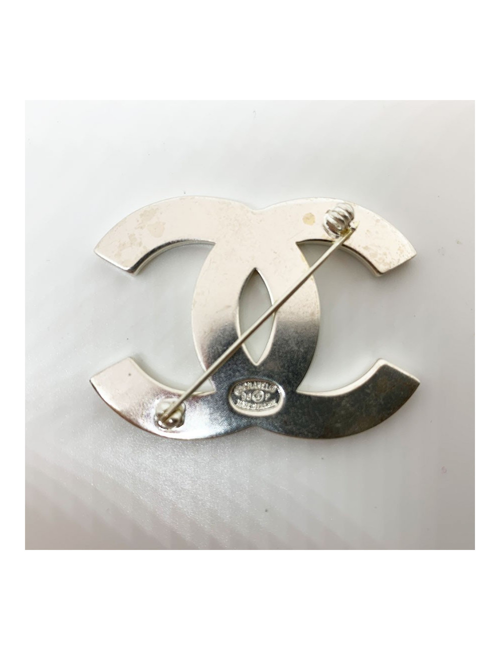 Broche CHANEL "C H A N EL" argentée