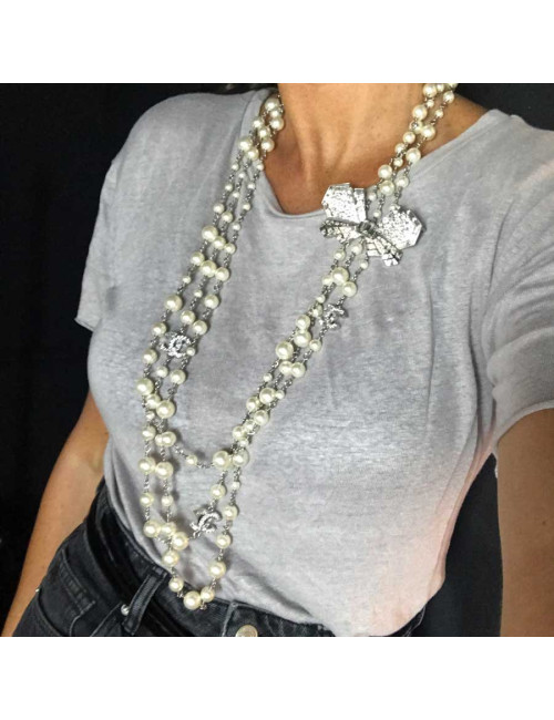 Sautoir Chanel perles blanches et noeud en strass