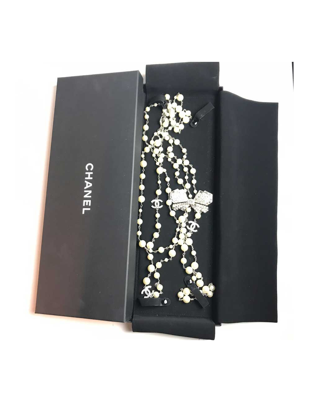 Sautoir Chanel perles blanches et noeud en strass