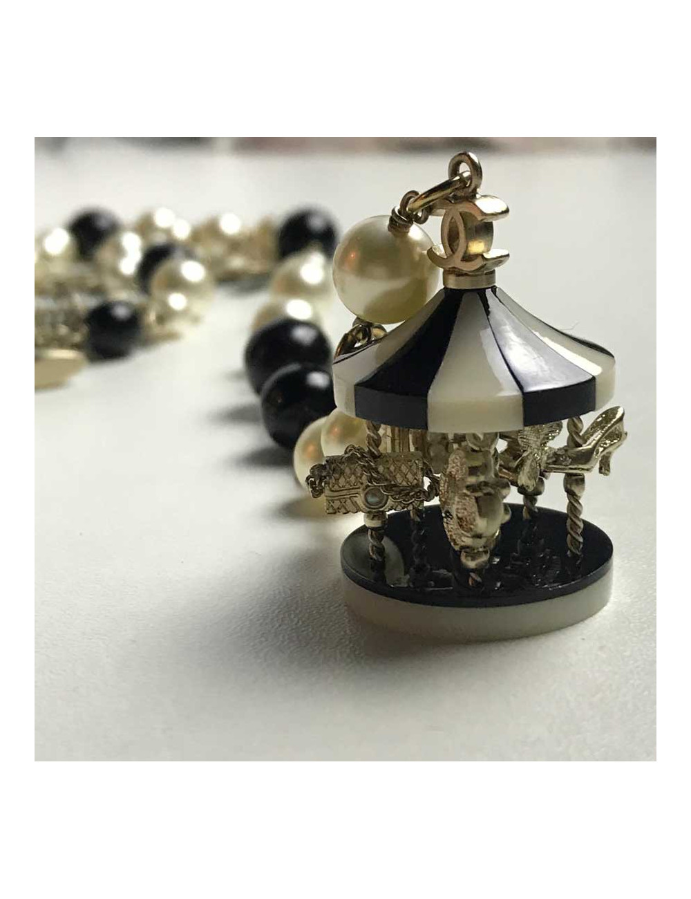 Ceinture sautoir CHANEL perles et charms