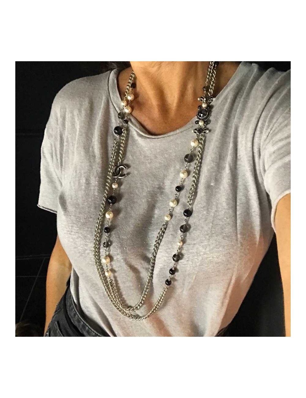 Sautoir Chanel CC argenté et perles