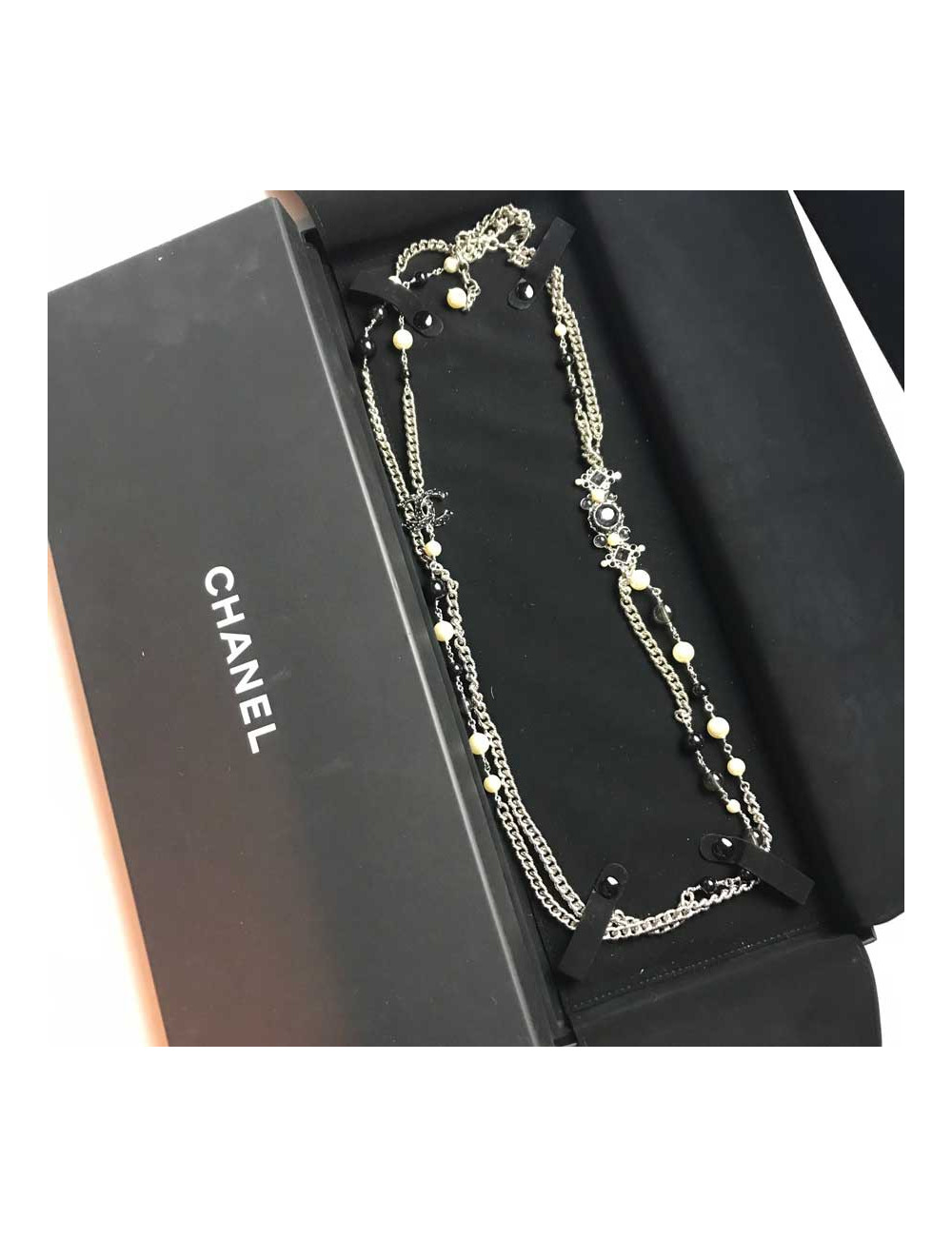 Sautoir Chanel CC argenté et perles