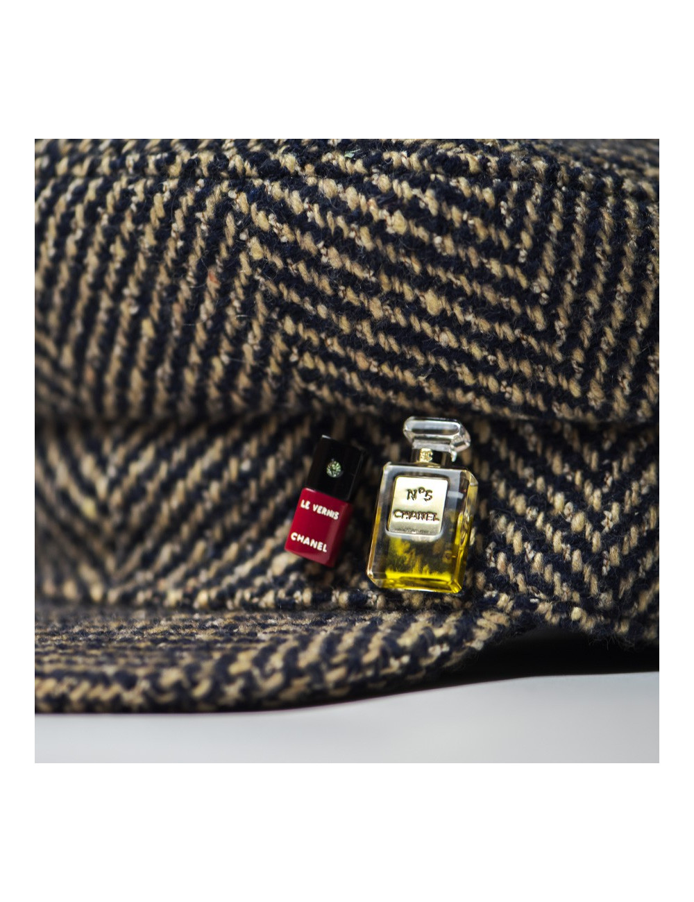 Casquette CHANEL T57 chevrons beige et bleu