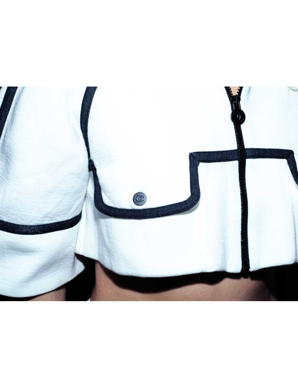 Gilet avec capuche CHANEL blanc et gansé de noir