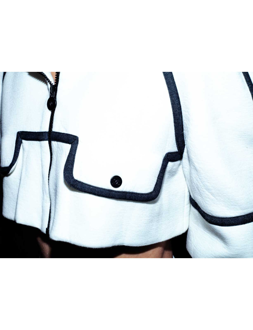 Gilet avec capuche CHANEL blanc et gansé de noir