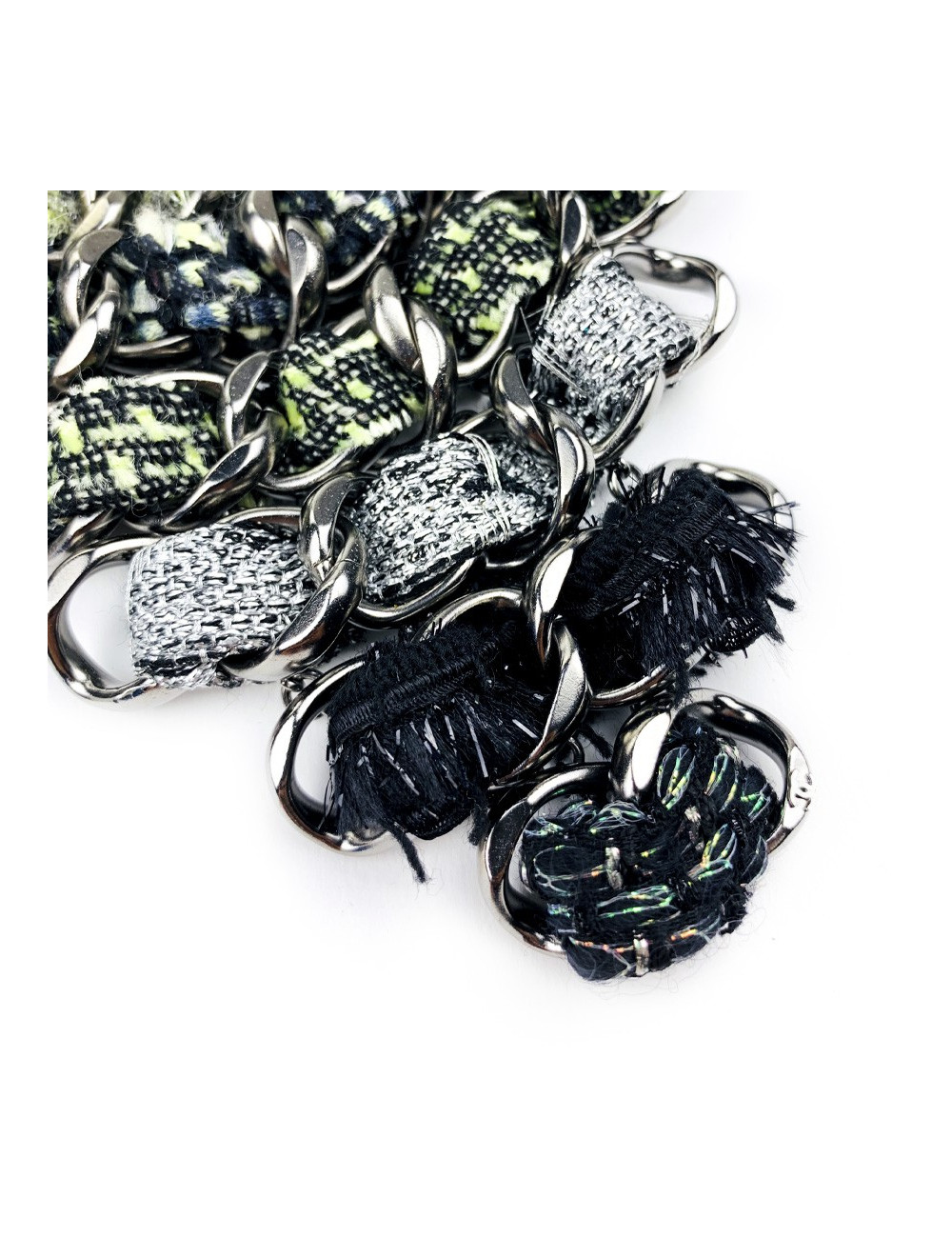 xxx CHANEL Plastron chaines et tweed