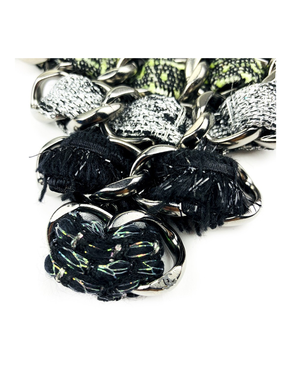 xxx CHANEL Plastron chaines et tweed