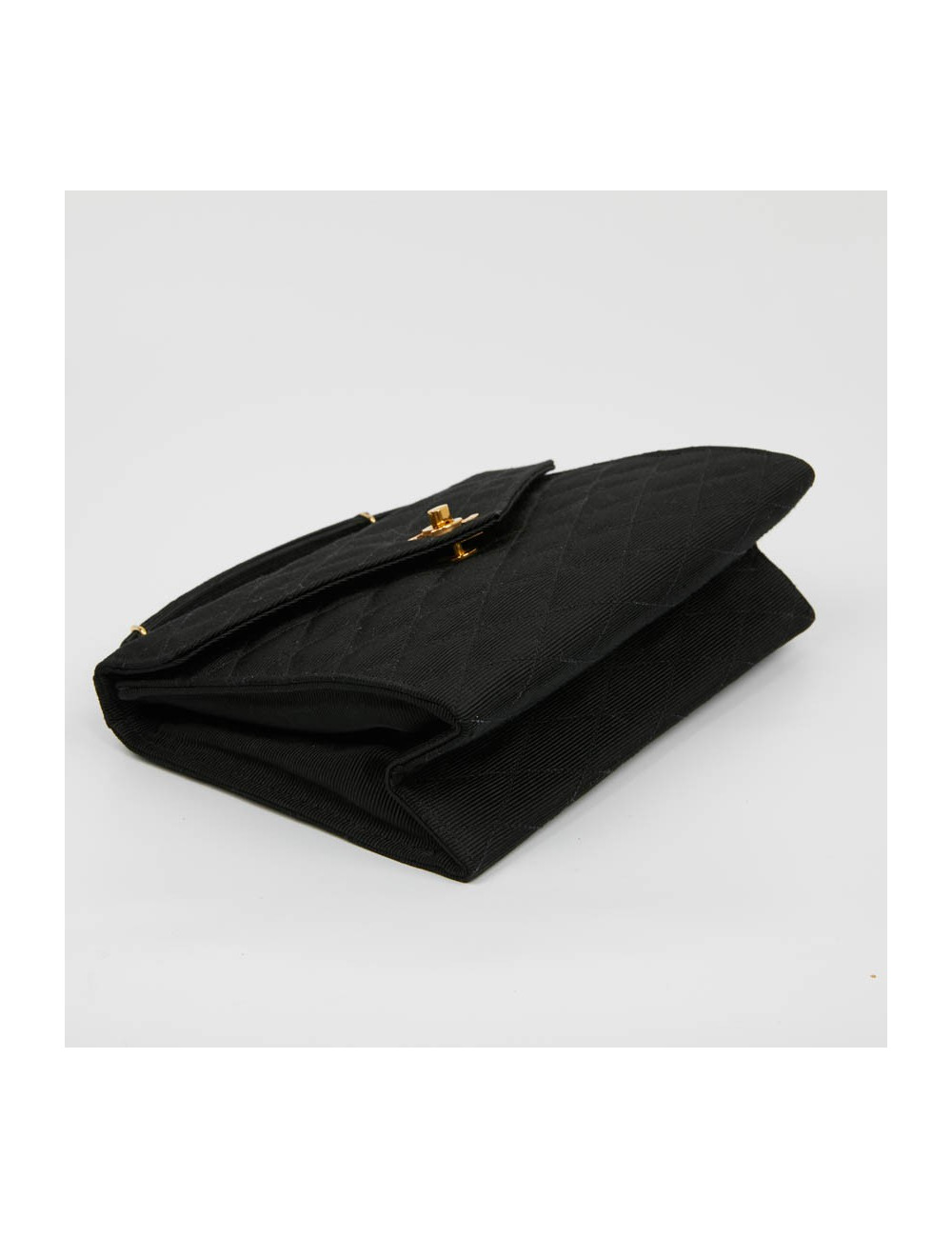 Sac pochette CHANEL en tissu noir matelassé