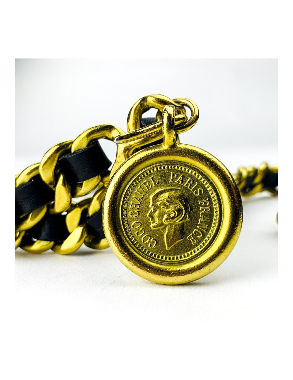 Ceinture CHANEL 80's chaine dorée entrelacée de cuir noir