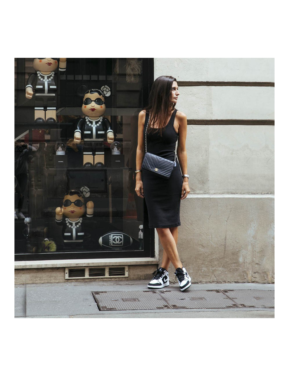 Vintage Chanel flap bag in navy blue leather