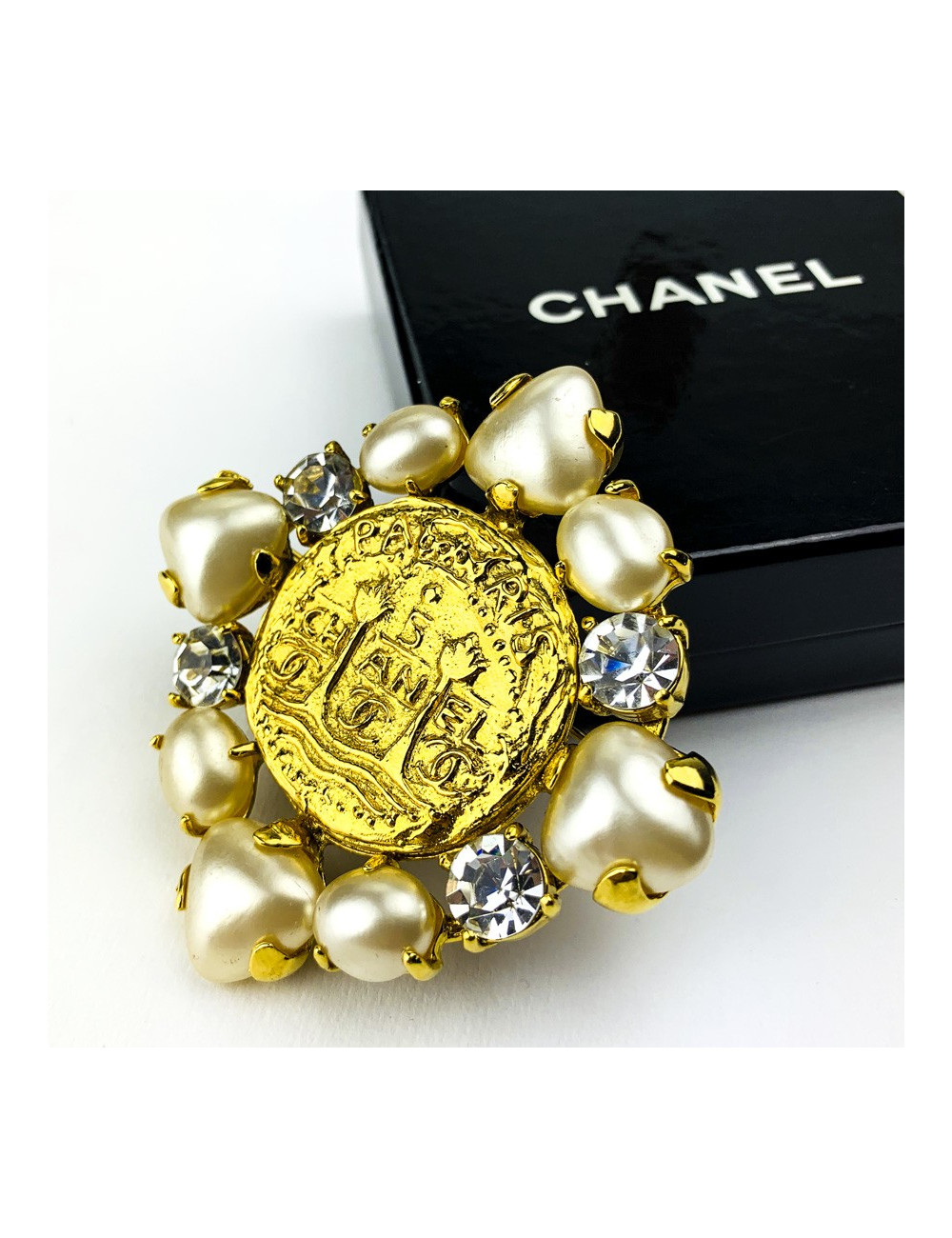 CHANEL Broche strass Swarovski et perles vintage