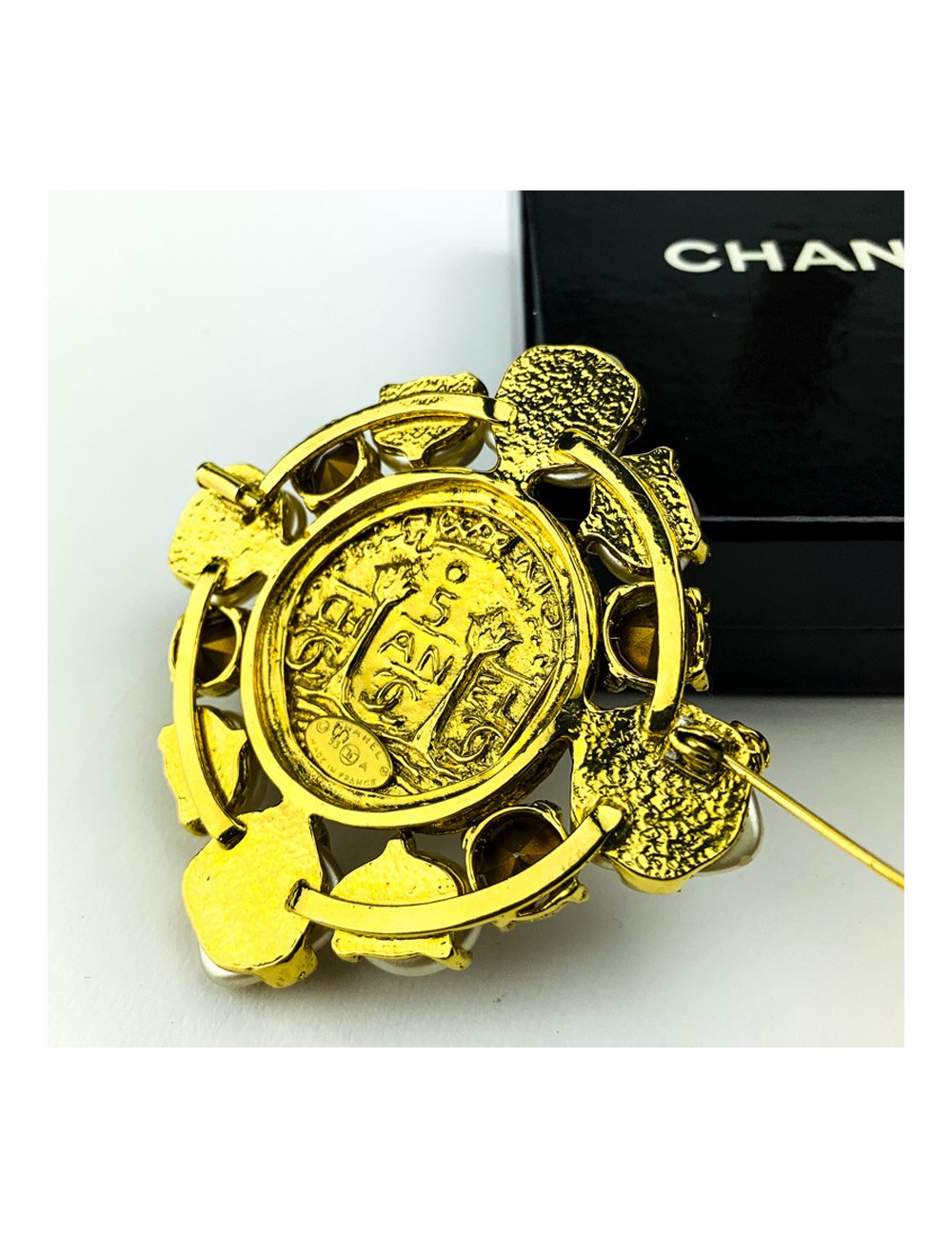 Broche CHANEL perles et brllants Swarovski