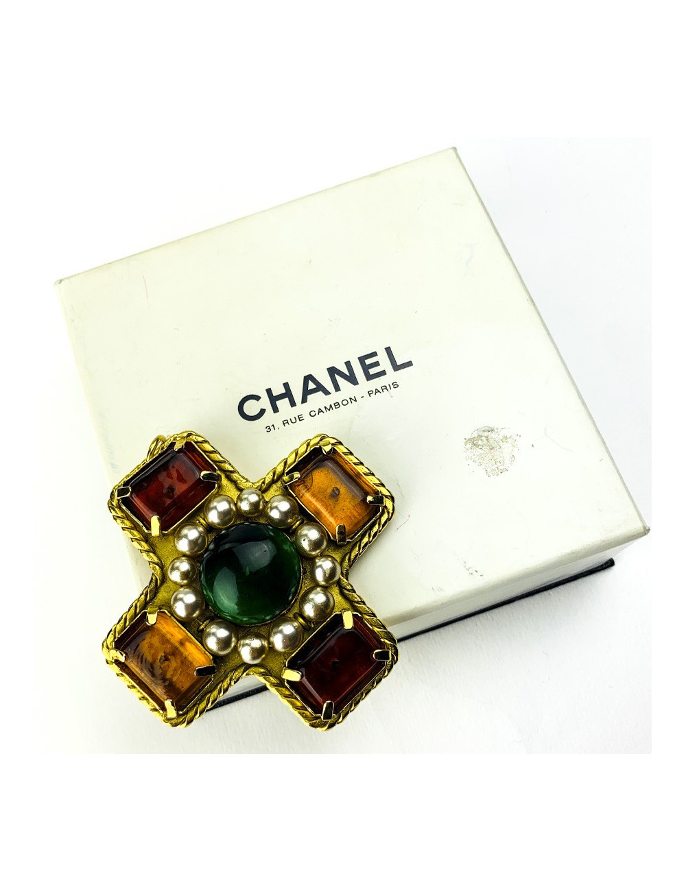 Broche Couture CHANEL en pâte de verre Vintage