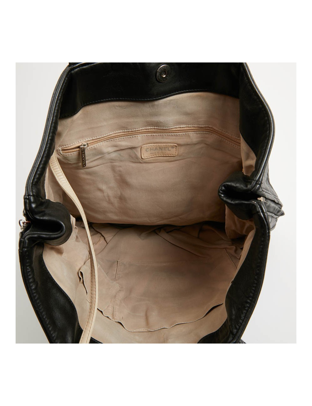 Cabas CHANEL cuir embossé noir