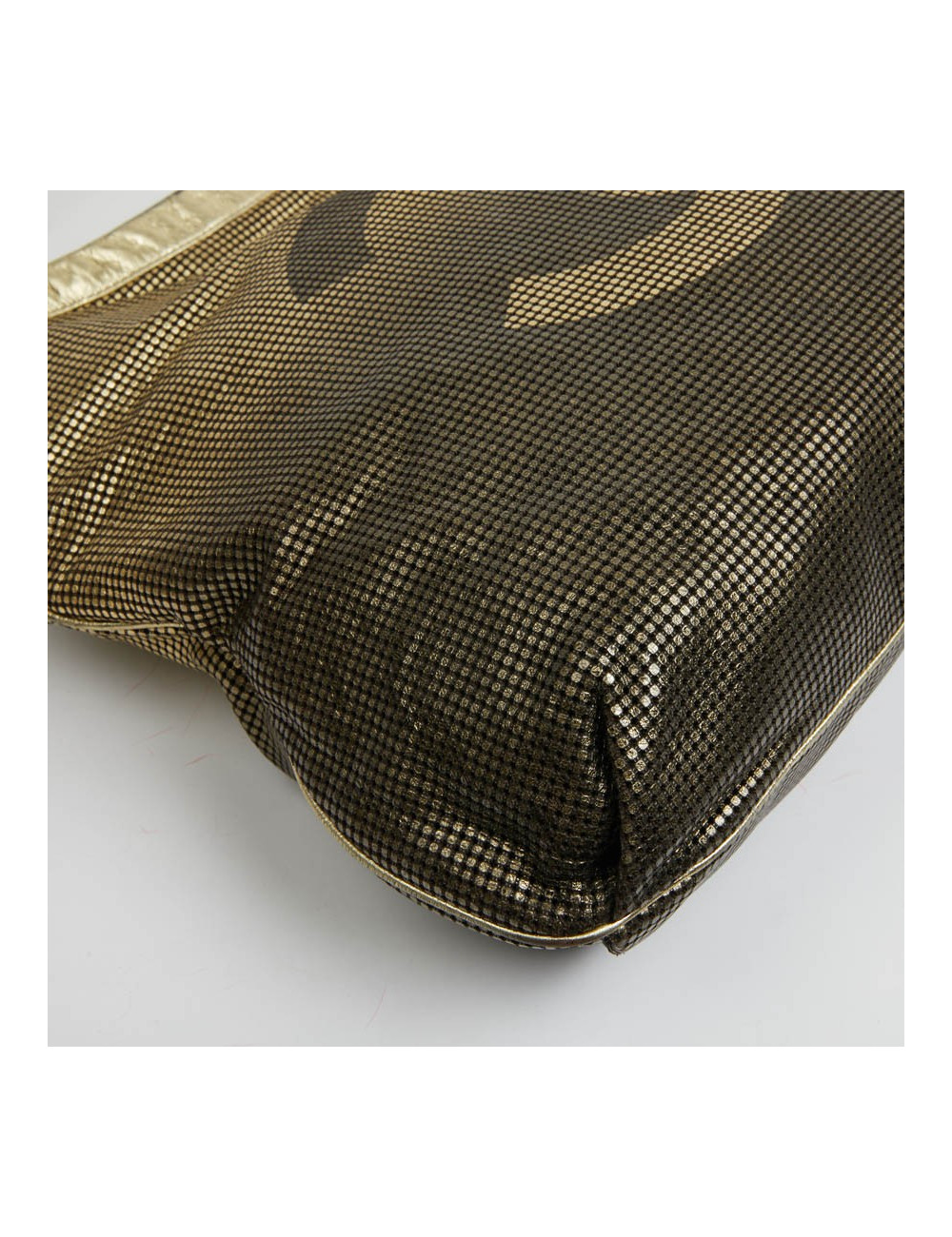 Sac CHANEL cuir perforé doré 