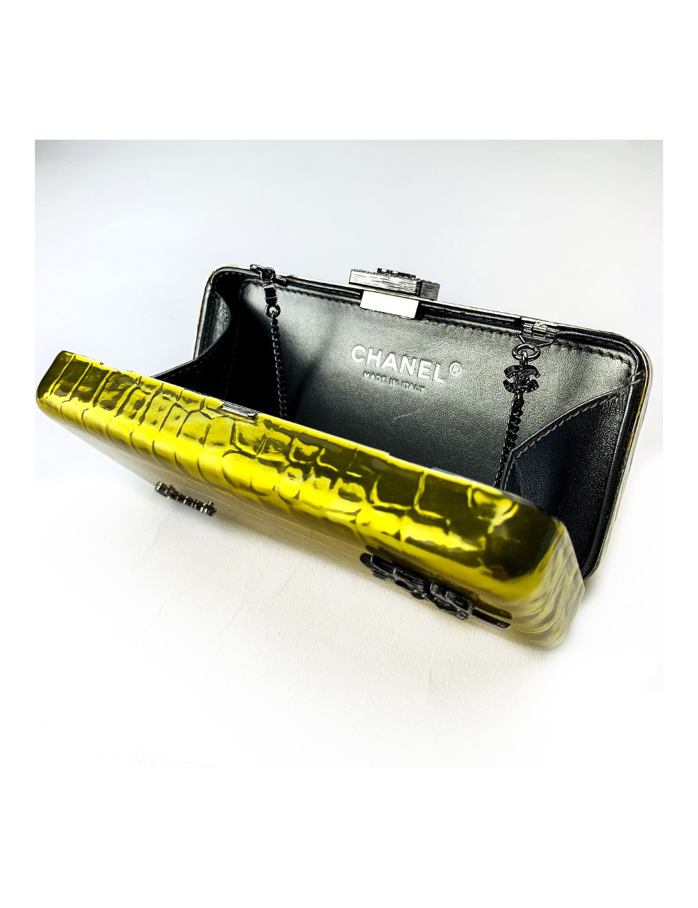 Minaudière CHANEL effet crocodile jaune